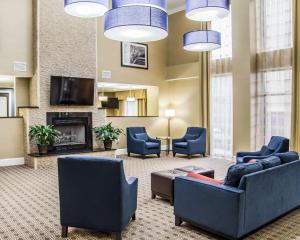 夏洛特大学研究园康福特套房酒店的大堂配有沙发、椅子和电视。