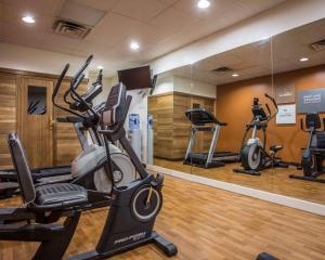 兰伯顿兰伯顿康福特套房酒店的健身房,室内配有两辆健身自行车