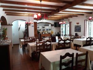 圣地亚哥-杜卡森A Deolinda的一间在房间内配有桌椅的餐厅