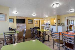 斩魔山卡罗来纳海滨品质酒店的一间带桌椅的餐厅和一间厨房