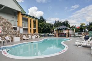 阿什维尔比尔特莫东质量套房酒店的一个带桌椅的度假村游泳池