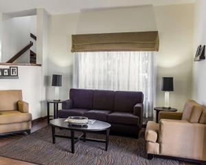 斯普林莱克Sleep Inn & Suites Spring Lake - Fayetteville Near Fort Liberty的客厅配有沙发和桌子