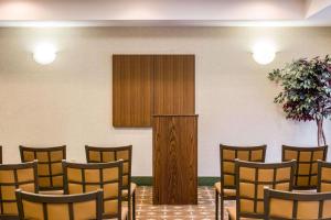 达拉姆罗利达勒姆机场司丽普酒店的椅子排在有讲台的房间
