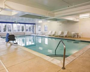 夏洛特Comfort Suites Airport的一座带椅子的大型游泳池