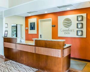 费耶特维尔Comfort Inn Fayetteville West Near Fort Liberty的舒适的大堂,带有橙色的墙壁