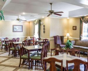 戈尔兹伯勒Quality Inn near Seymour Johnson AFB的餐厅设有桌椅和沙发。