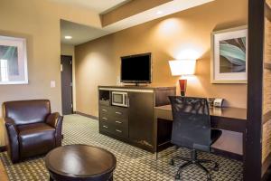 新伯尔尼Comfort Suites New Bern near Cherry Point的酒店客房配有书桌、电视和椅子