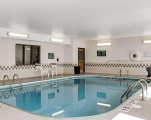 詹姆斯镇詹姆斯敦康福特茵酒店的在酒店房间的一个大型游泳池