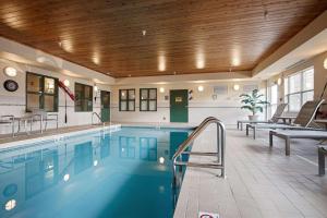 迪金森Heritage Hotel and Suites的在酒店房间的一个大型游泳池