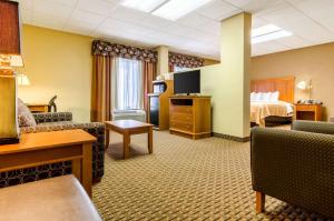 兰伯顿兰伯顿品质酒店的酒店客房设有床和客厅。