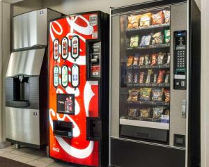 詹姆斯镇詹姆斯敦康福特茵酒店的冰箱旁的古柯可乐自动售货机