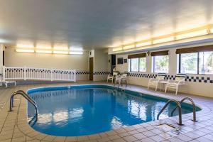 格兰福克哥伦比亚商场品质酒店的大楼内一个蓝色的大型游泳池