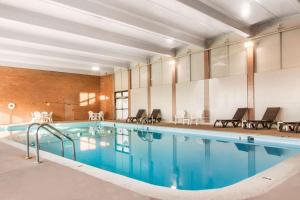 奥马哈奥马哈康福特茵酒店的大楼内一个蓝色的大型游泳池