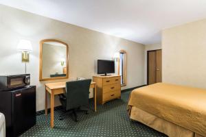 格兰福克哥伦比亚商场品质酒店的酒店客房配有一张床和一张带电脑的书桌