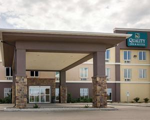 迈诺特Quality Inn & Suites的享有酒店和大楼的景色