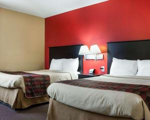 詹姆斯敦伊克诺旅馆客房内的一张或多张床位