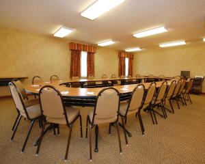 科尔尼科尔尼罗德威套房旅馆的大型会议室,配有大桌子和椅子