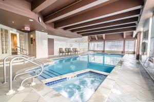 康科德协和康福特茵酒店的游泳池,位于酒店带游泳池的房间内