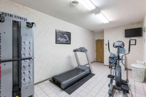 科尔尼品质酒店的健身中心和/或健身设施