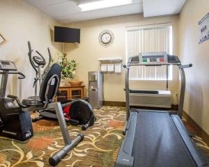 瓦恩兰Quality Inn Vineland的健身房,内设跑步机和健身器材