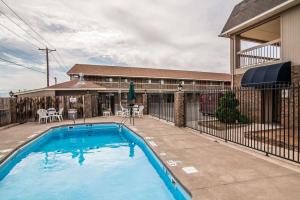 Quality Inn & Suites Near White Sands National Park内部或周边的泳池