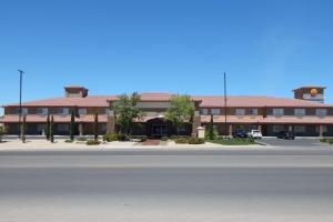 拉斯克鲁塞斯Comfort Inn & Suites Las Cruces Mesilla的大楼前的一个空停车位