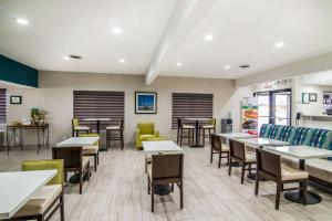 Quality Inn & Suites Near White Sands National Park餐厅或其他用餐的地方