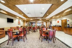 拉斯维加斯Comfort Inn & Suites Henderson - Las Vegas的一间带桌椅的餐厅和一间酒吧