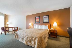 博尔德城Lake Mead Inn的酒店客房配有一张床铺和一张桌子。