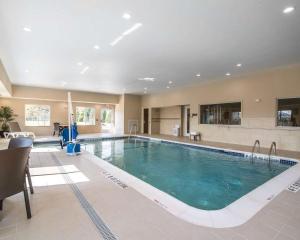 索格蒂斯索格蒂斯康福特茵酒店的在酒店房间的一个大型游泳池