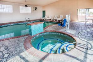 法伦Comfort Inn & Suites Near Fallon Naval Air Station的游泳池,位于酒店带游泳池的客房