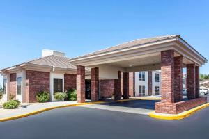 法伦Comfort Inn & Suites Near Fallon Naval Air Station的一座带停车场的大型砖砌建筑