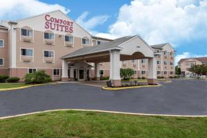 亨里埃塔Comfort Suites Rochester Henrietta University Area的前面有一个停车位的酒店