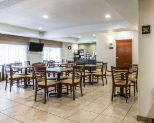 昆斯伯里Sleep Inn & Suites Queensbury - Lake George的大型用餐室配有桌椅