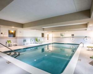 昆斯伯里Sleep Inn & Suites Queensbury - Lake George的在酒店房间的一个大型游泳池