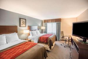 康宁Quality Inn的酒店客房设有两张床和一台平面电视。