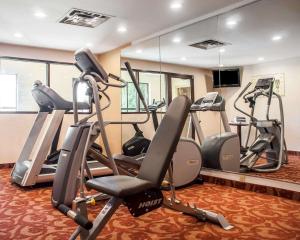 奇克托瓦加布法罗机场品质酒店的一间健身房,里面配有几台跑步机