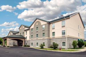 菲什基尔Quality Inn & Suites Fishkill South near I-84的停车场酒店 ⁇ 染