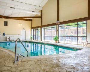 乔治湖乔治湖克拉丽奥酒店的一座带大窗户的建筑中的游泳池