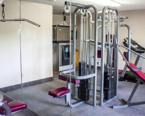 Econo Lodge Inn & Suites Colonie Center Mall的健身中心和/或健身设施