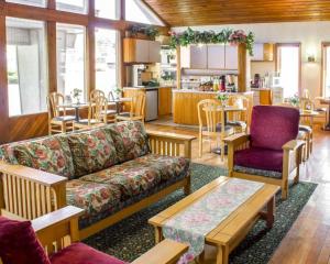 Econo Lodge Inn & Suites Colonie Center Mall的休息区