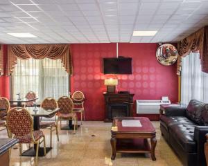 亨廷顿Rodeway Inn Huntington Station - Melville的客厅配有沙发和桌椅