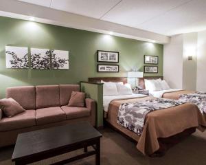 奇克托瓦加布法罗机场奇克托瓦加住宿及套房酒店的酒店客房,设有两张床和一张沙发