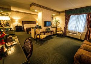布法罗Garden Place Hotel的酒店客房设有床和客厅。