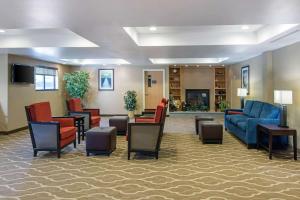 库珀斯敦Comfort Inn & Suites Milford - Cooperstown的大堂配有沙发、椅子和壁炉