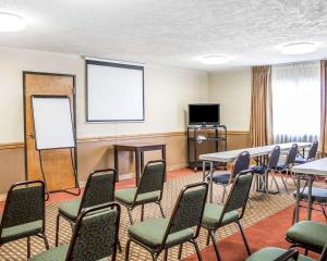 伊利里亚伊利里亚品质酒店的一间会议室,配有桌椅和白板