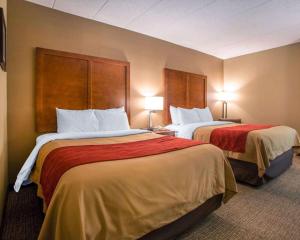 胡伯高地代顿康福特茵酒店 - 胡伯高地的酒店客房设有两张床和两盏灯。