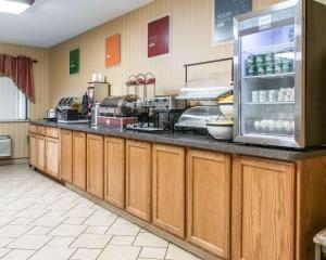 莫米Comfort Inn Maumee - Perrysburg Area的厨房配有带冰箱的柜台
