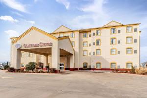 育空Comfort Suites Yukon - SW Oklahoma City的带有癌症药物读物标志的酒店大楼