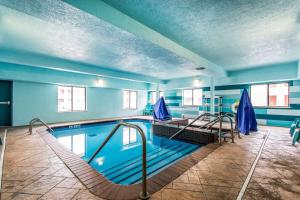 俄克拉何马城Comfort Suites Fairgrounds West的一座拥有蓝色墙壁的大型游泳池